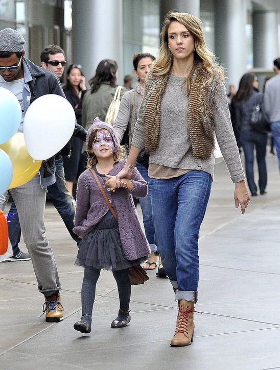 family_fun_jessica_alba_enjoys_the_mall_with_her_daughter