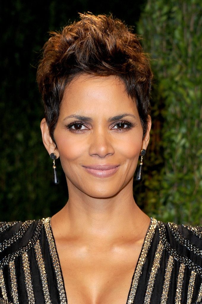 Halle Berry attends the 2013 Vanity Fair Oscars Party in West Hollywood 24.2.2013_12