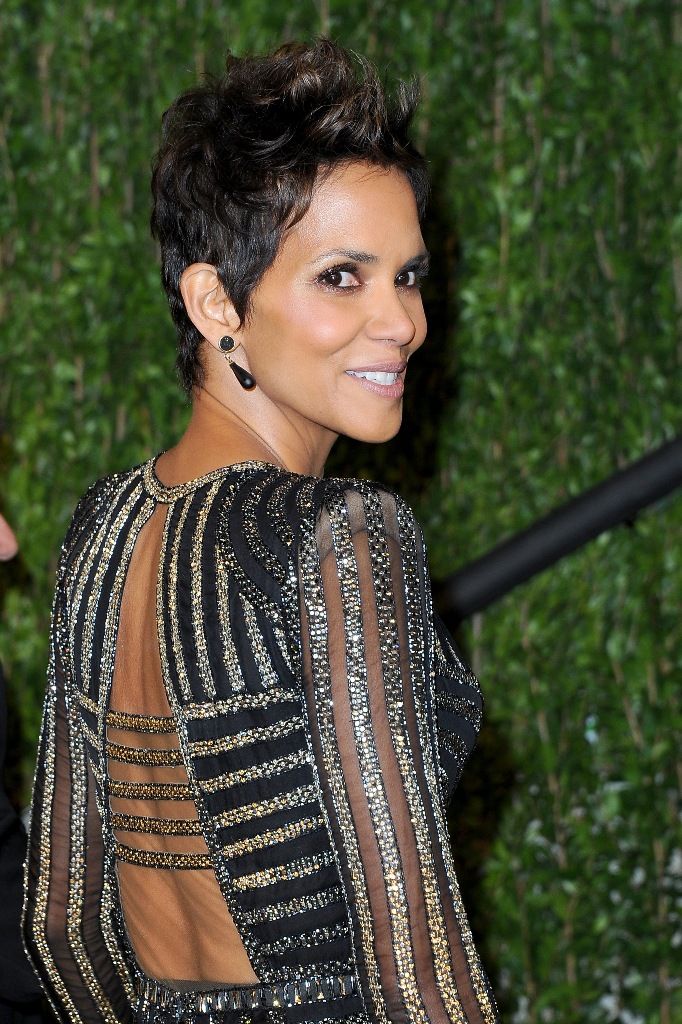 Halle Berry attends the 2013 Vanity Fair Oscars Party in West Hollywood 24.2.2013_20