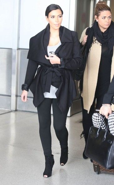 Kim_Kardashian_Kim_Kardashian_Arriving_Flight__Oi4a_t8vb6l