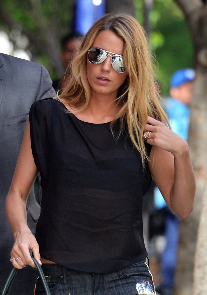 celebrity-paradise-1.com-The_Elder-_Blake_Lively_2013-05-07_-_coming_in_the_Jane_hotel_in_West_Village