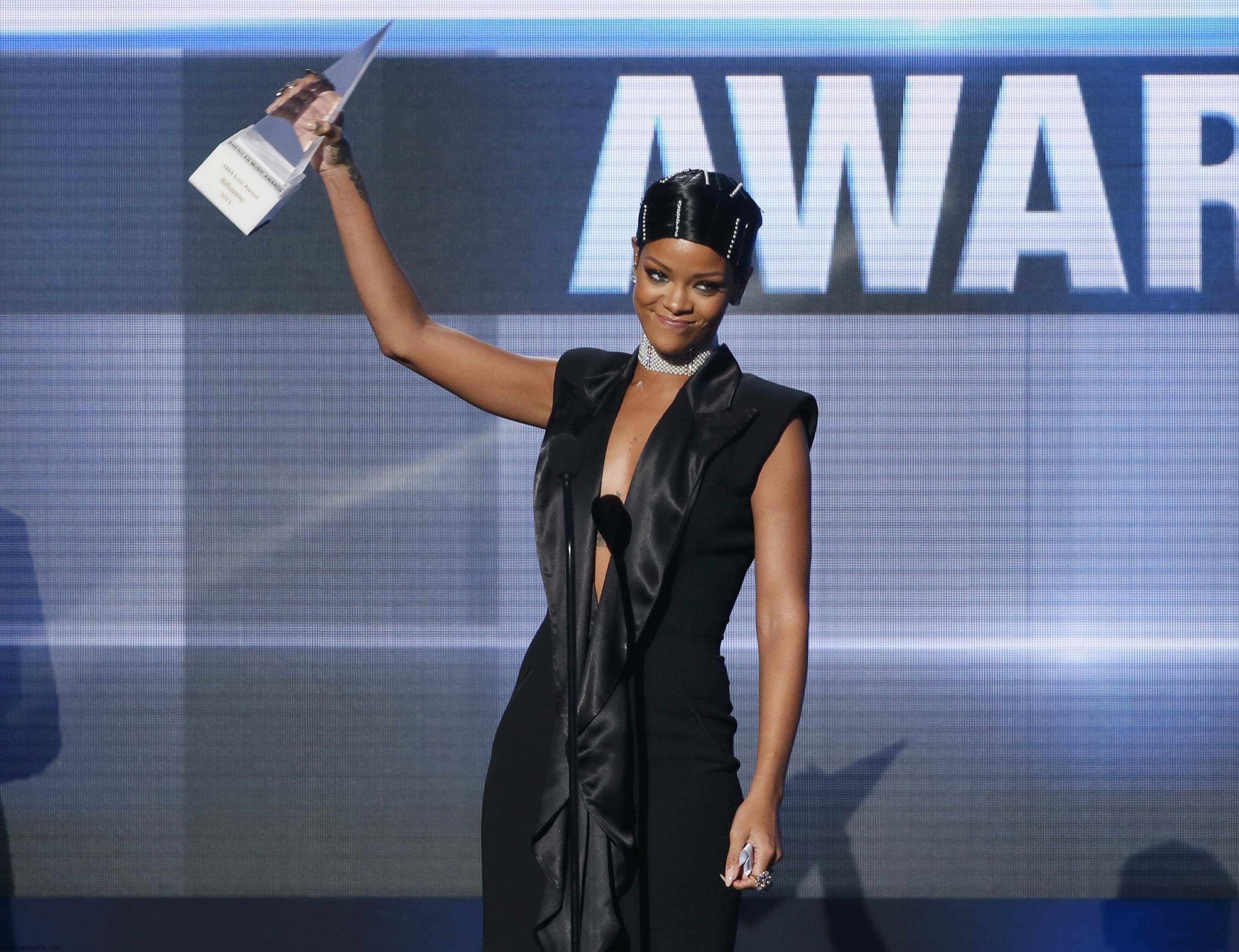 Rihanna_accepts_the_Icon_Award_from_her_mother_Monica_Fenty_at_the_41st_American_Music_Awards_in_Los_Angeles_24.11.2013_06