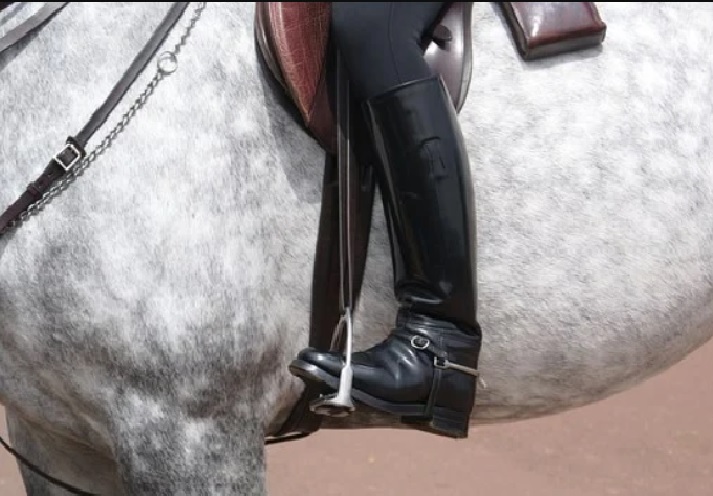 Dress Up Comfortably And Safely For Horse Riding With These Helpful Tips