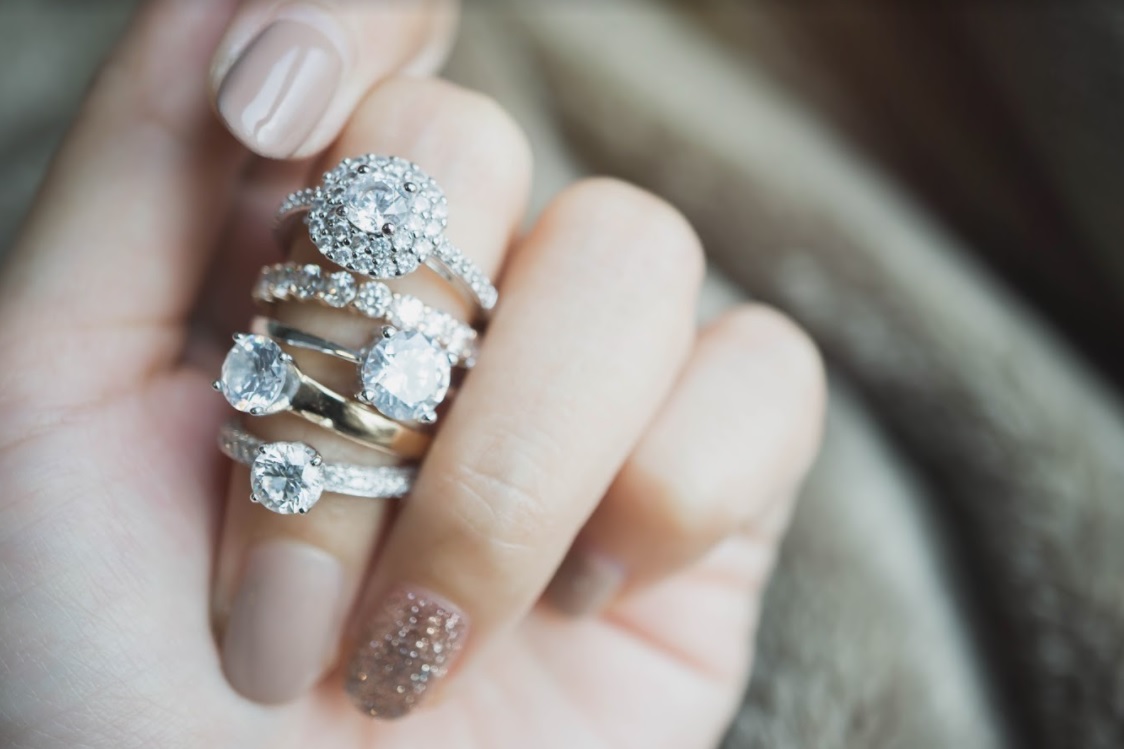Engagement ring guide